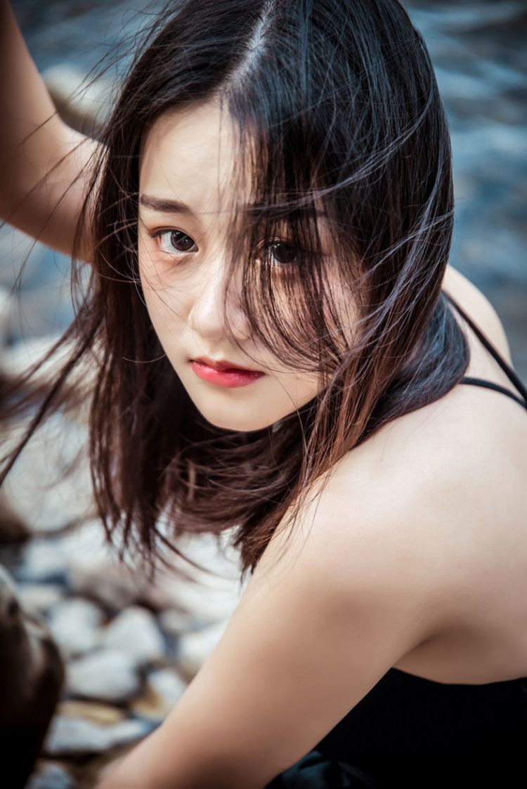 被称为小迪丽热巴的香车美人天生媚骨雪白大波迷人艺术照