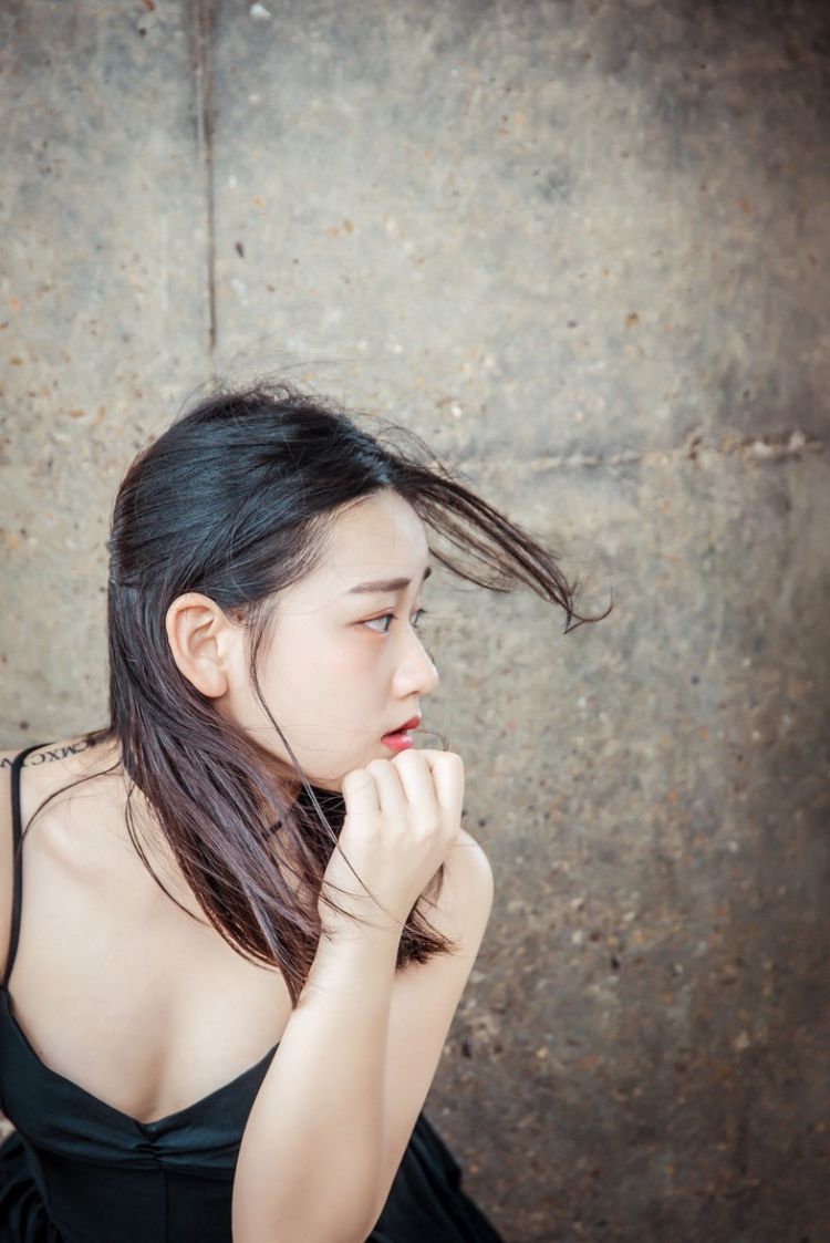 被称为小迪丽热巴的香车美人天生媚骨雪白大波迷人艺术照