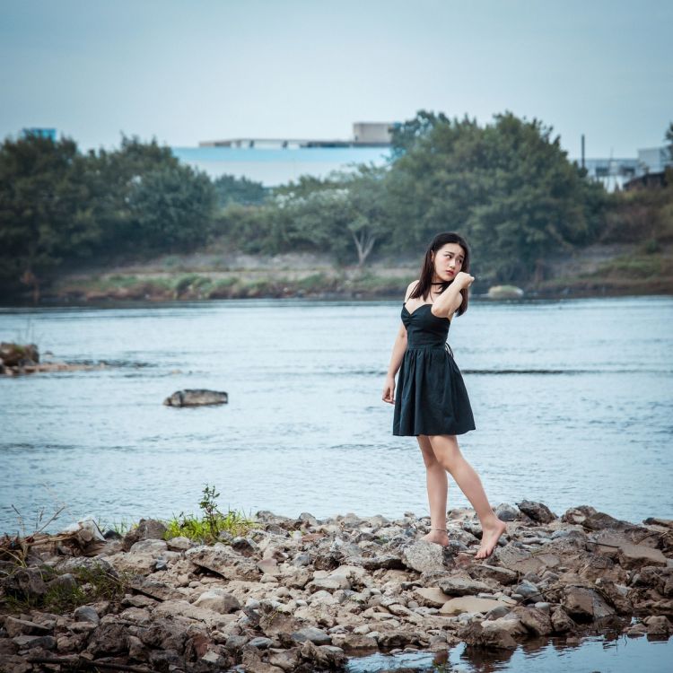 被称为小迪丽热巴的香车美人天生媚骨雪白大波迷人艺术照