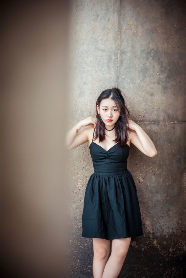 被称为小迪丽热巴的香车美人天生媚骨雪白大波迷人艺术照