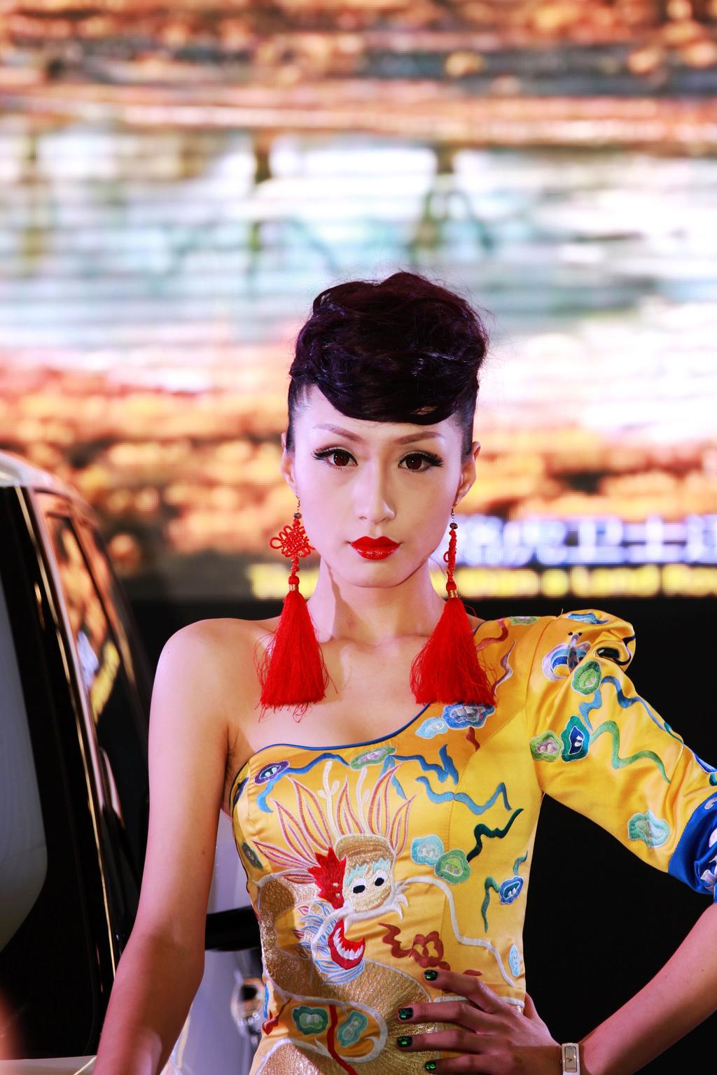 美女车模身姿窈窕性感写真