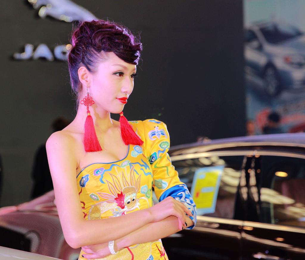 美女车模身姿窈窕性感写真