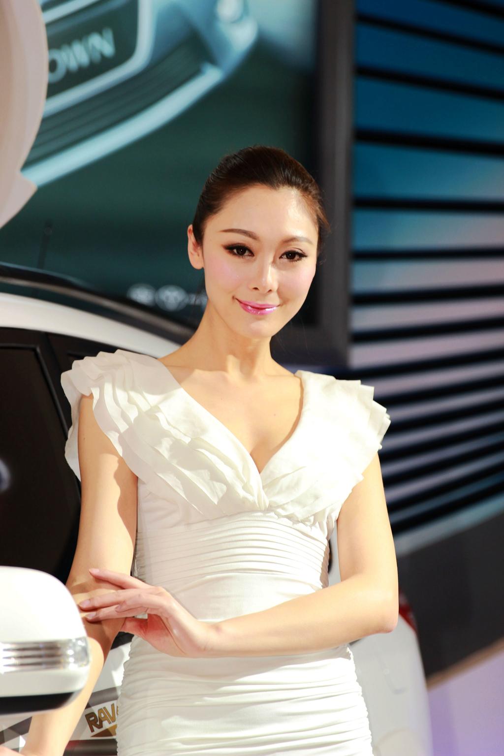 美女车模身姿窈窕性感写真