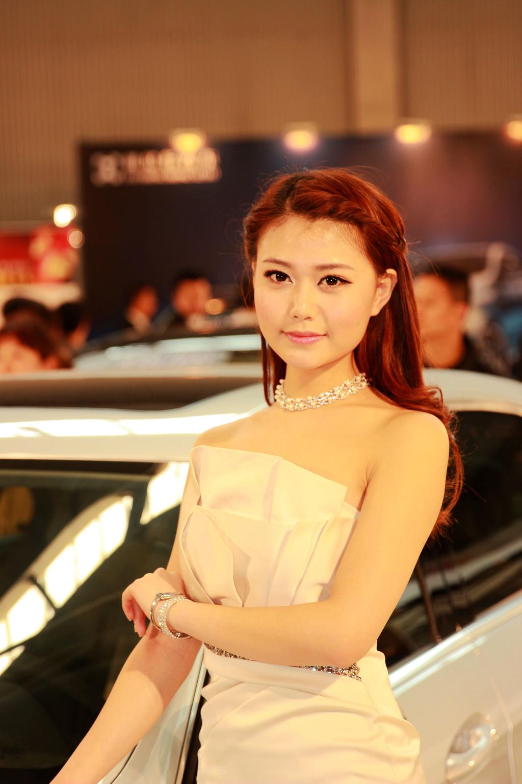 美女车模身姿窈窕性感写真