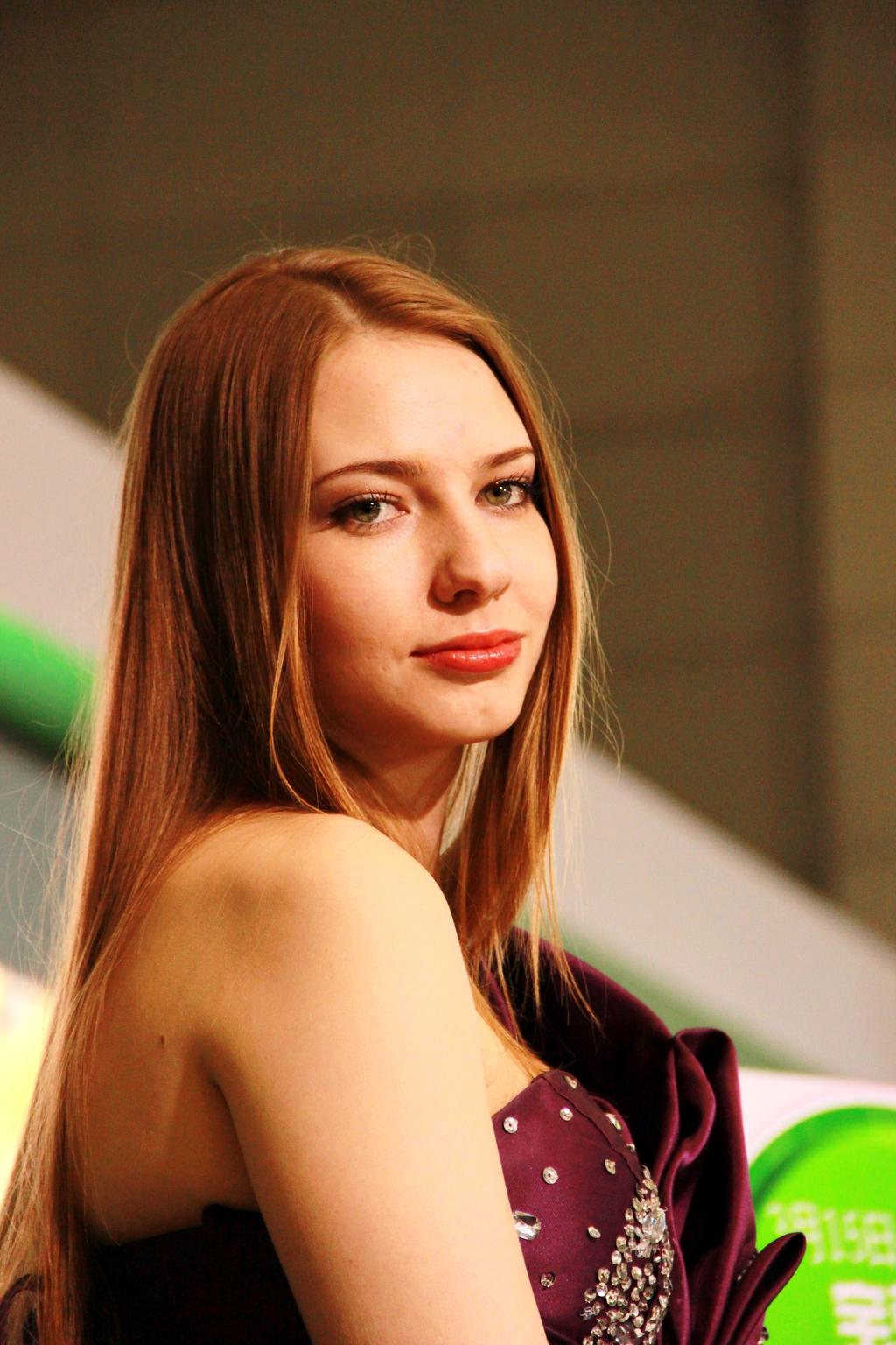 美女车模身姿窈窕性感写真