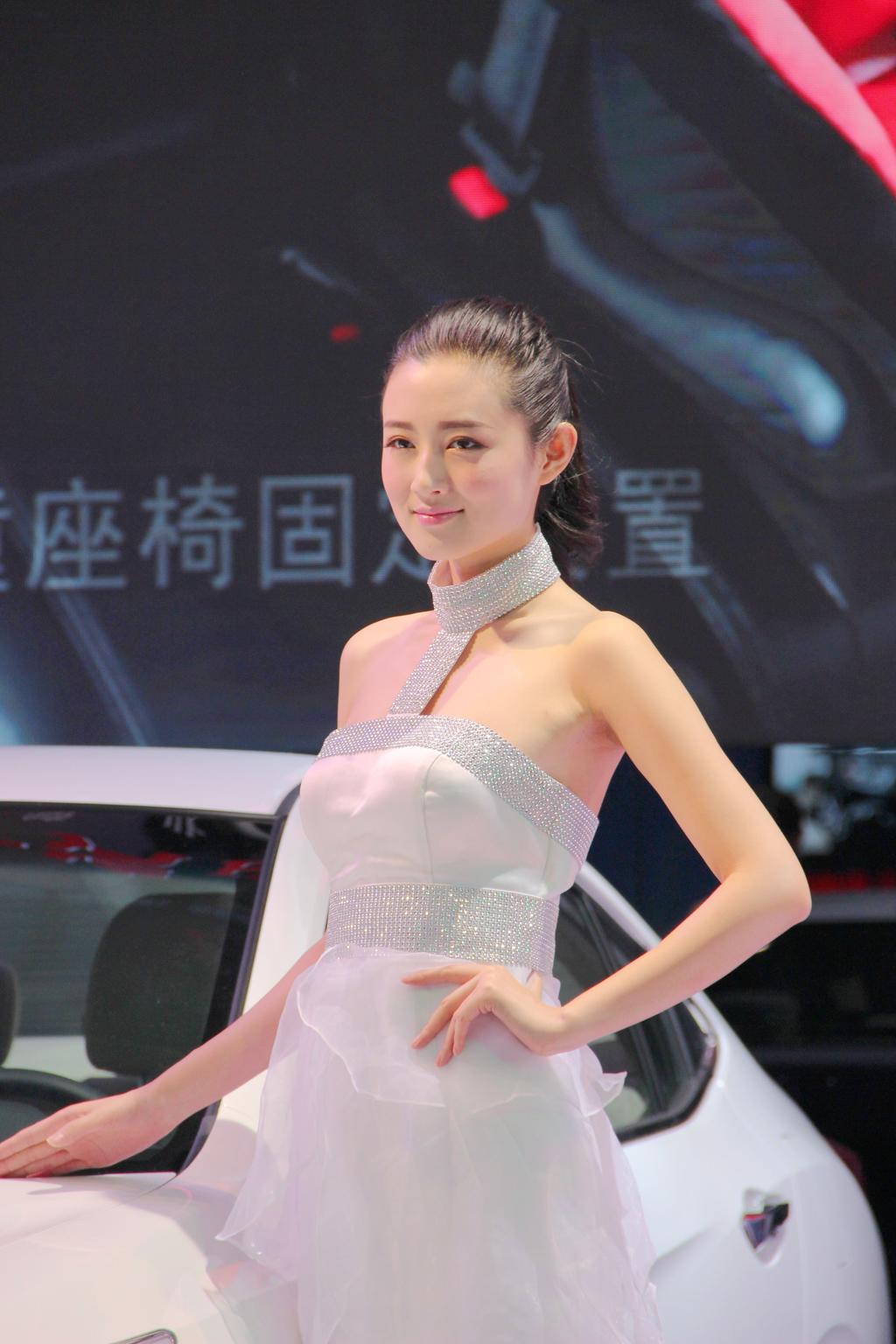 美女车模身姿窈窕性感写真