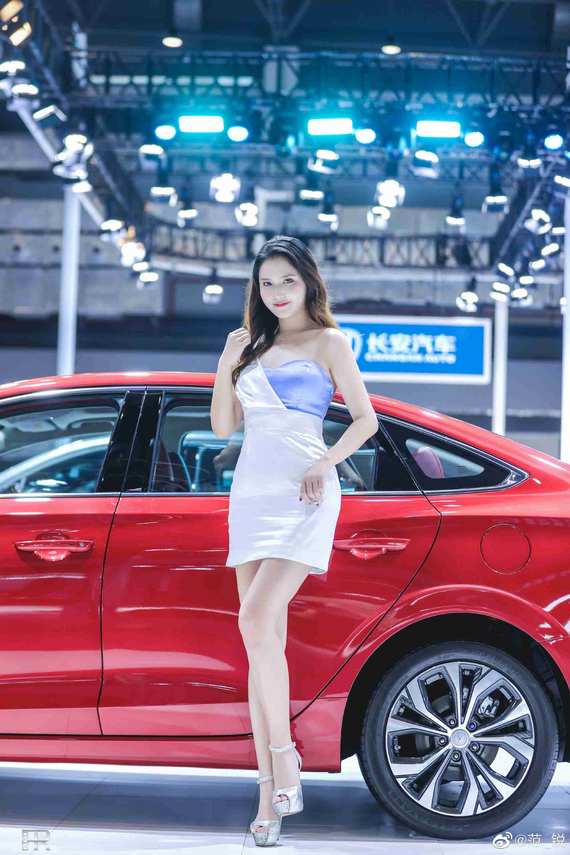 漂亮美女车模超短裙高跟鞋私拍