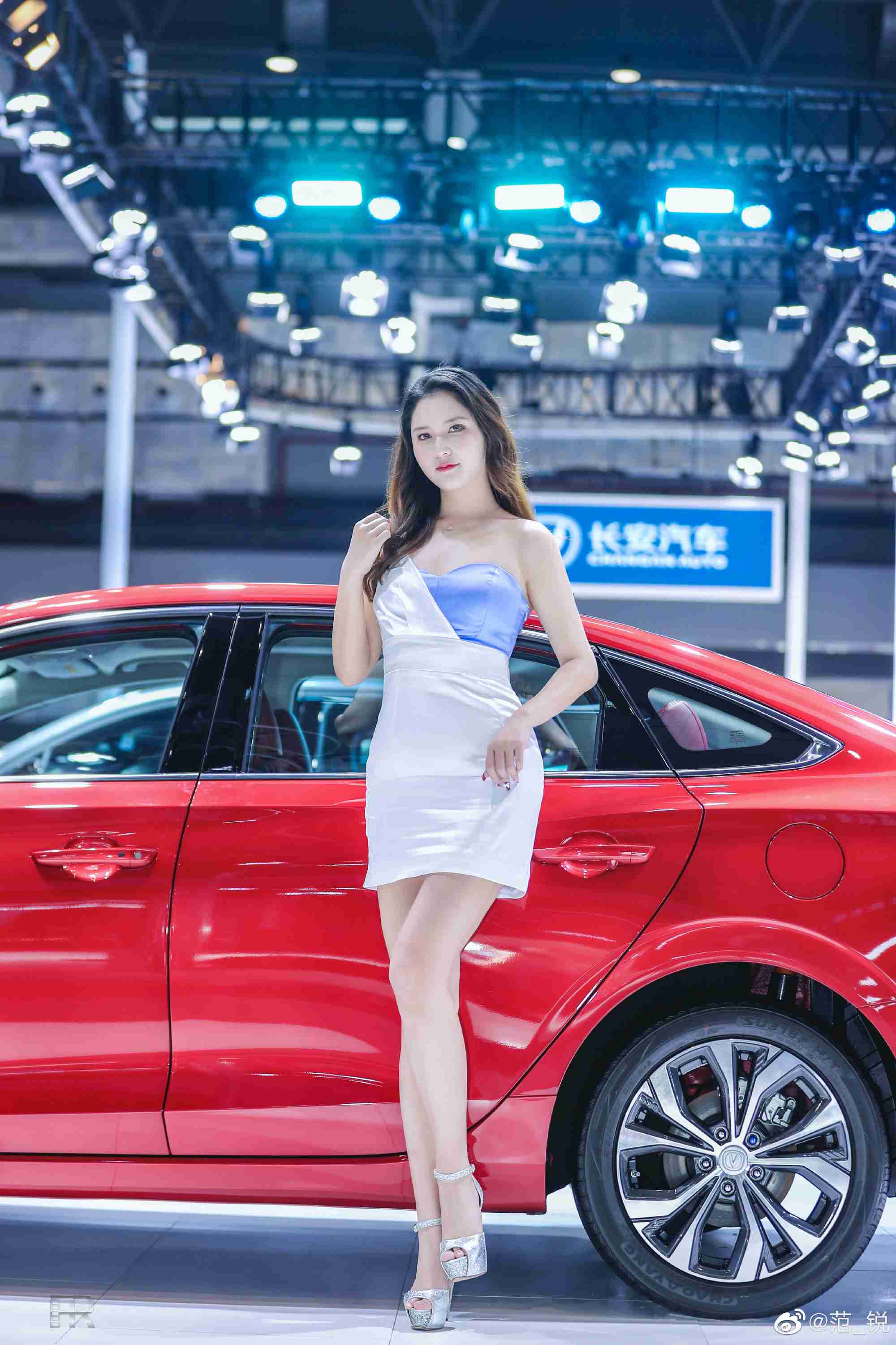 漂亮美女车模超短裙高跟鞋私拍