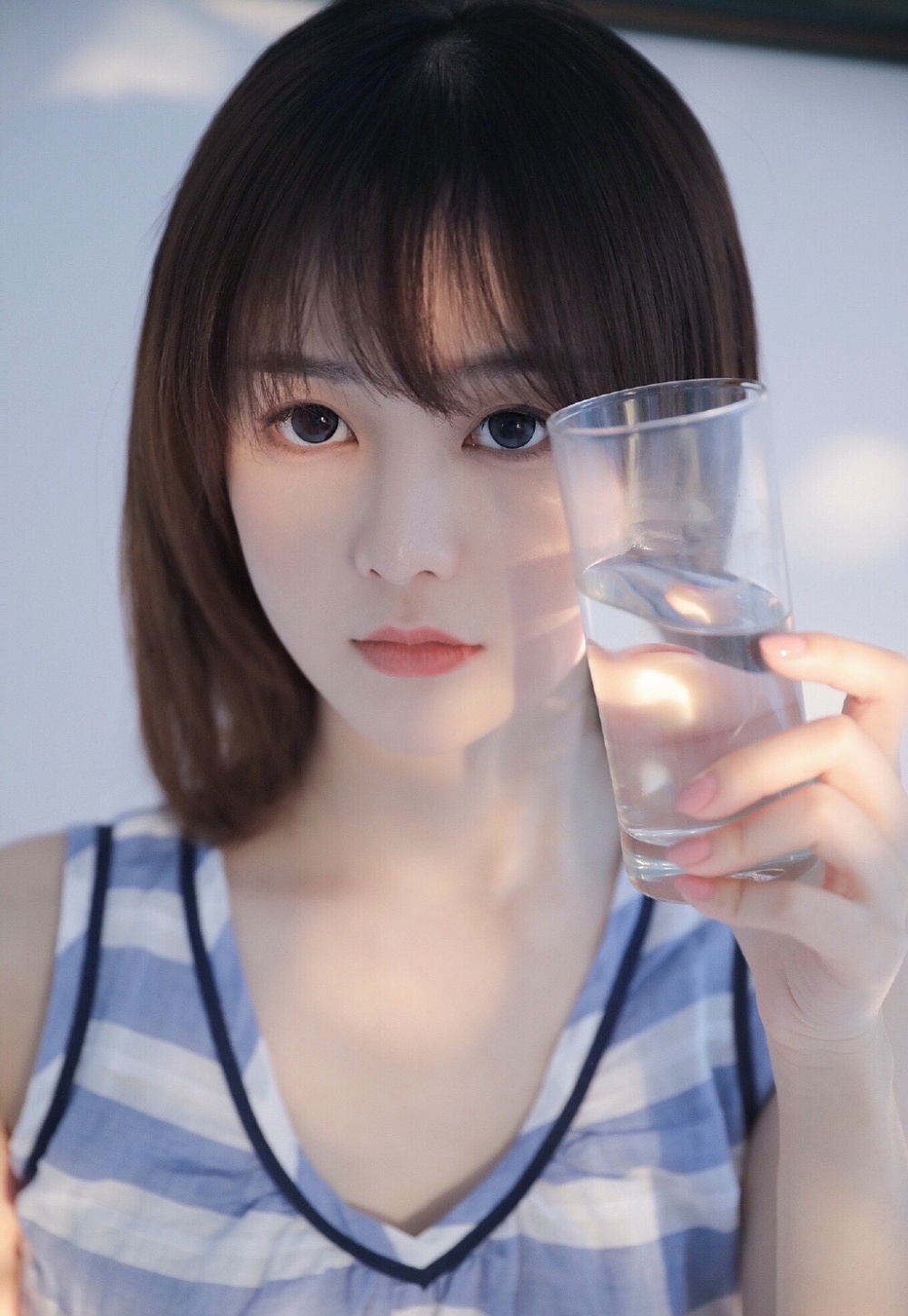 极品漂亮短发美女尤物水嫩清纯可爱床上人体艺术写真