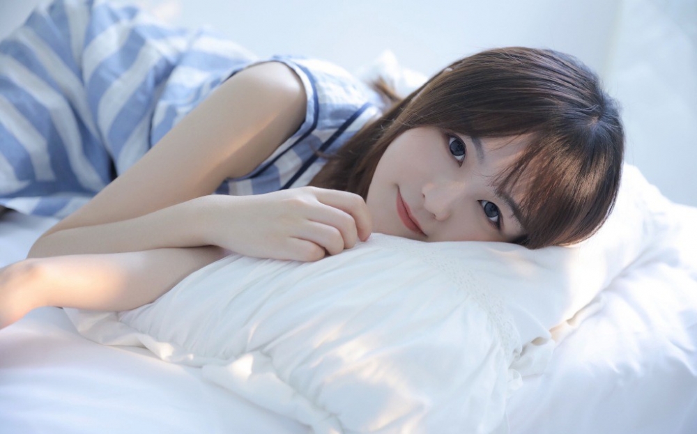 极品漂亮短发美女尤物水嫩清纯可爱床上人体艺术写真