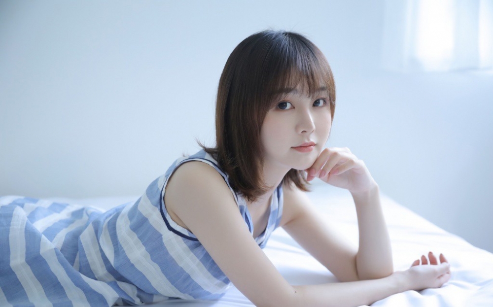 极品漂亮短发美女尤物水嫩清纯可爱床上人体艺术写真