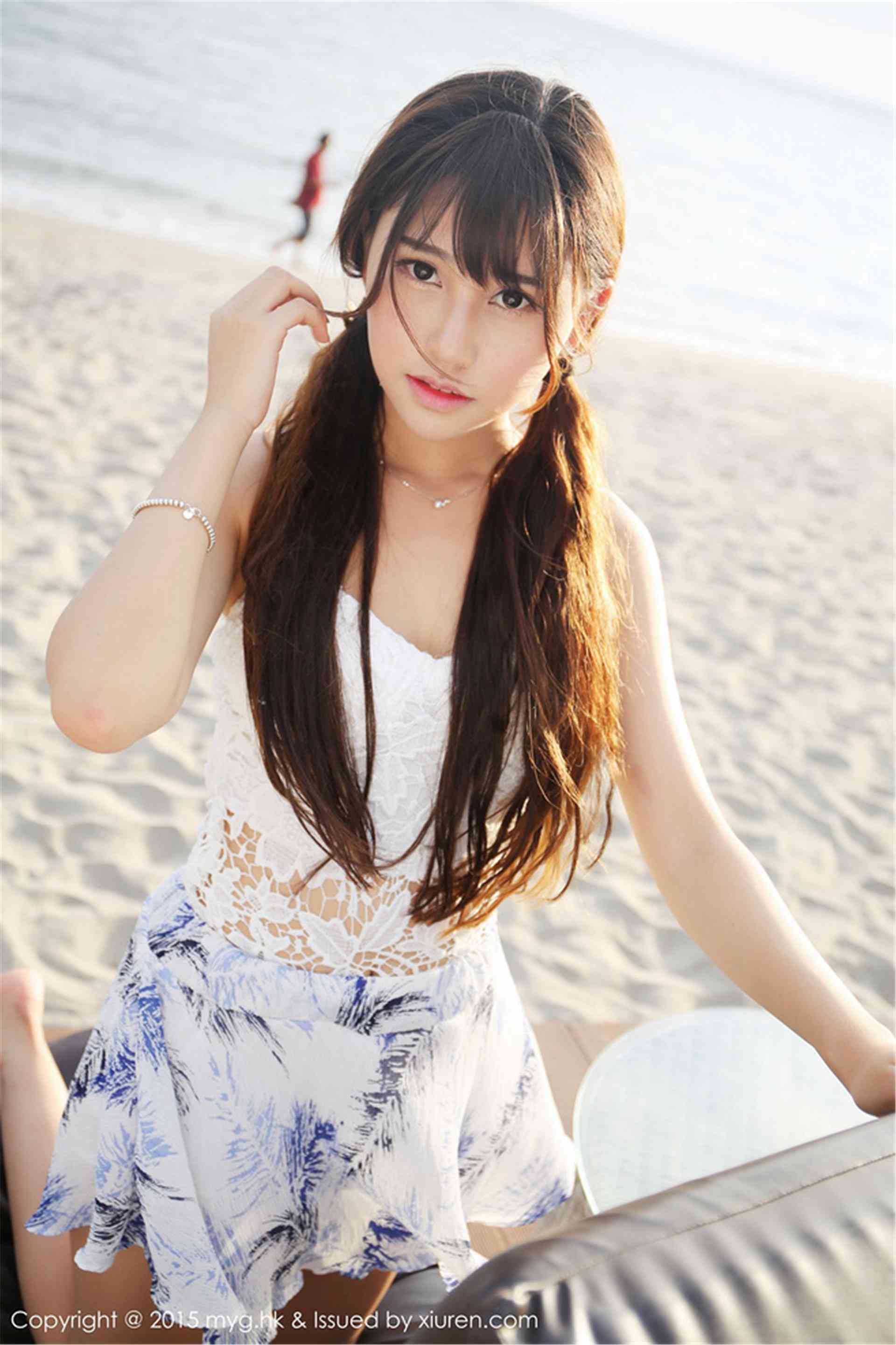 年轻人妻芝芝黑丝吊袜带美腿玉足丰满写真