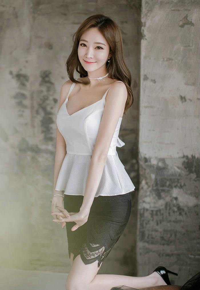 年轻人妻芝芝黑丝吊袜带美腿玉足丰满写真