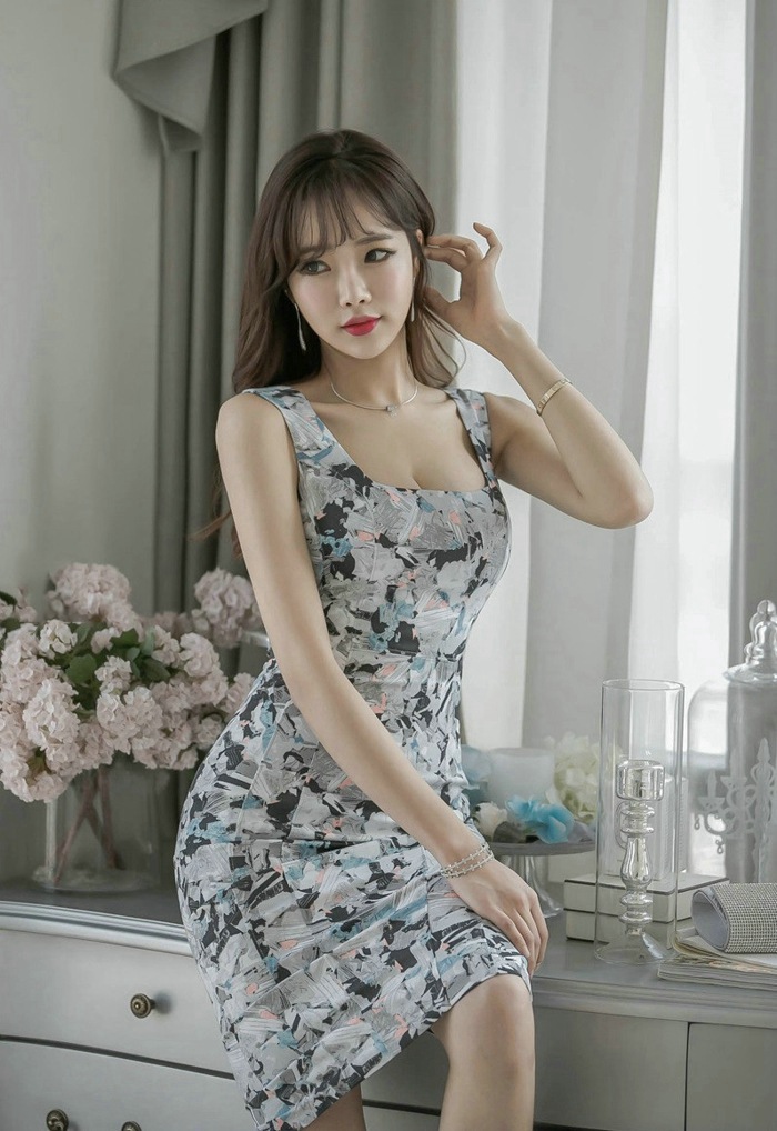 年轻人妻芝芝黑丝吊袜带美腿玉足丰满写真