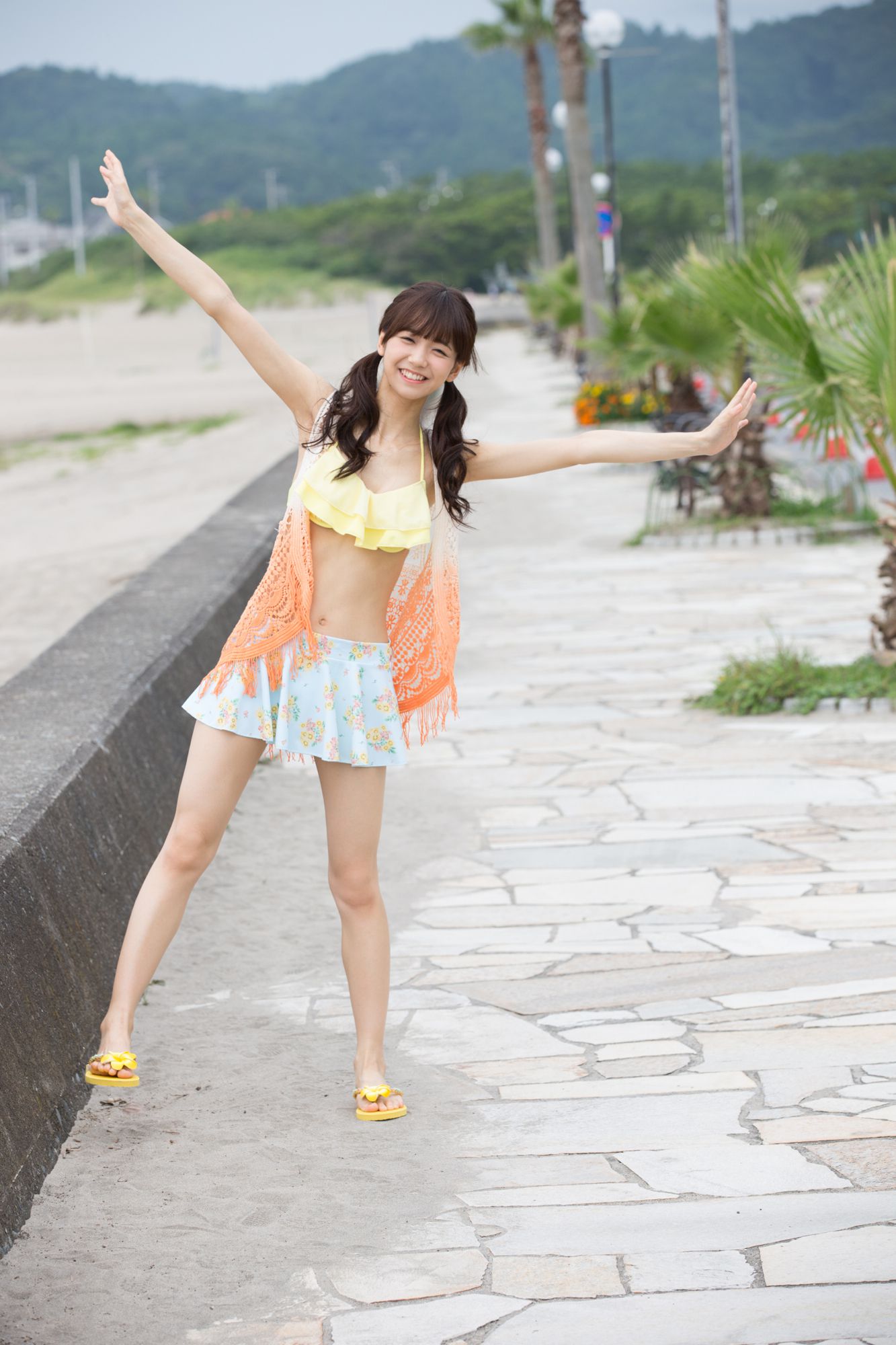 日本童颜双马尾萝莉泳衣比基尼人体艺术写真