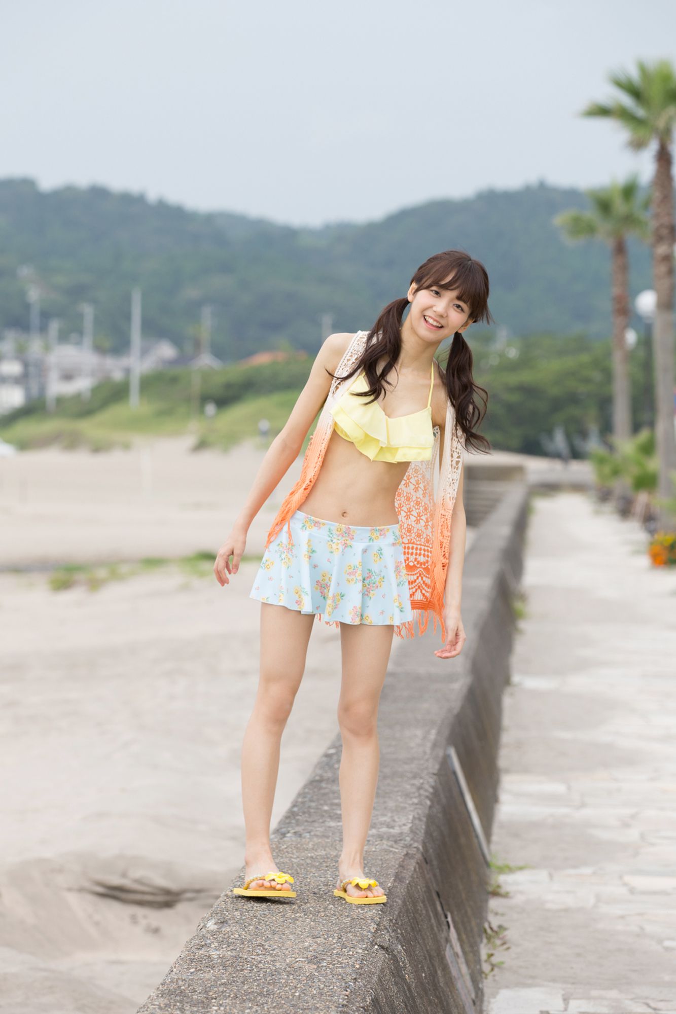 日本童颜双马尾萝莉泳衣比基尼人体艺术写真