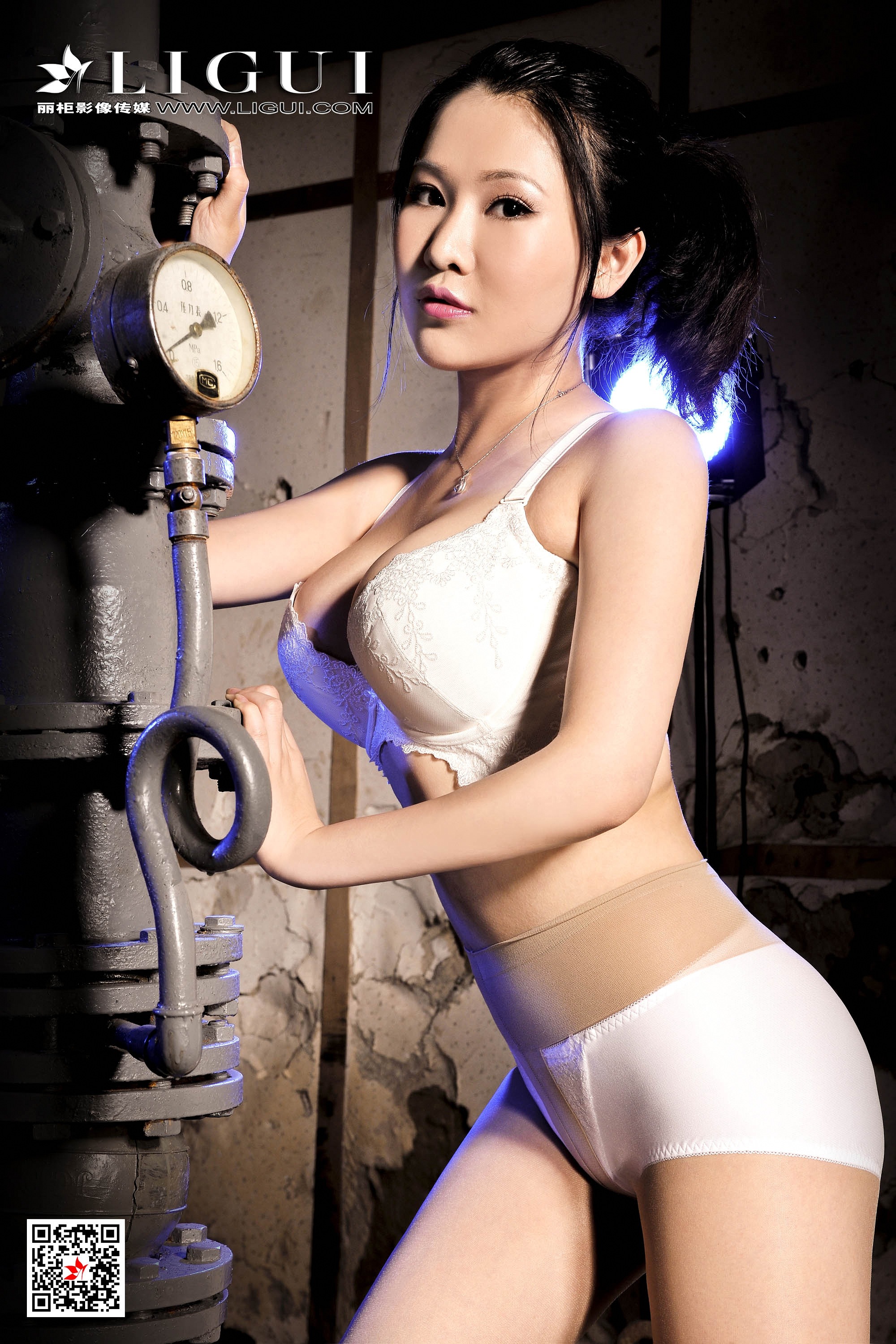 亚洲人体艺术美女吊带内衣丰乳肥臀丝袜诱惑写真