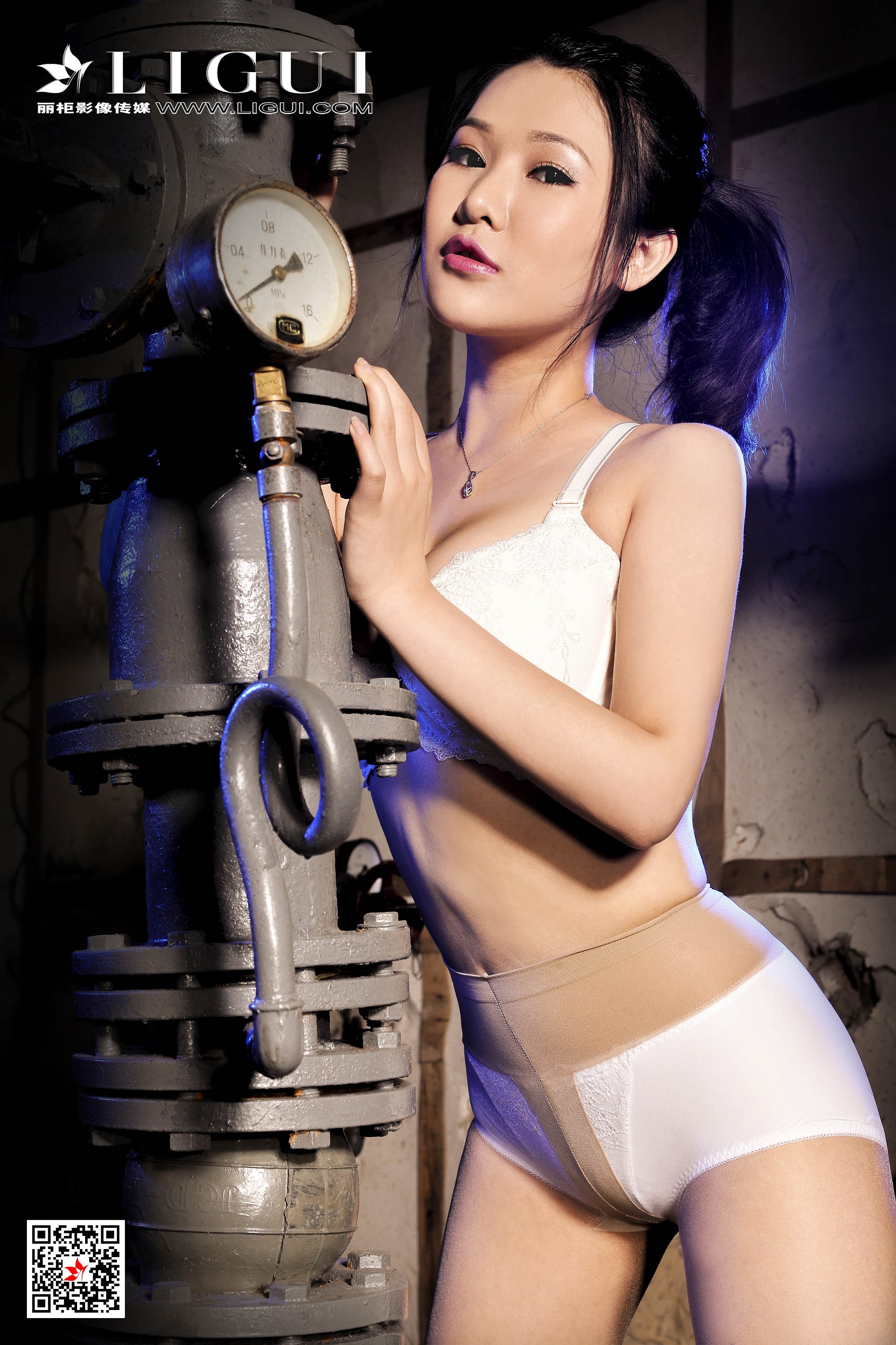 亚洲人体艺术美女吊带内衣丰乳肥臀丝袜诱惑写真