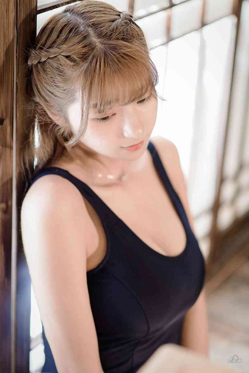 人间巨乳尤物身着半透蕾丝内衣美女高清人体艺术拍拍