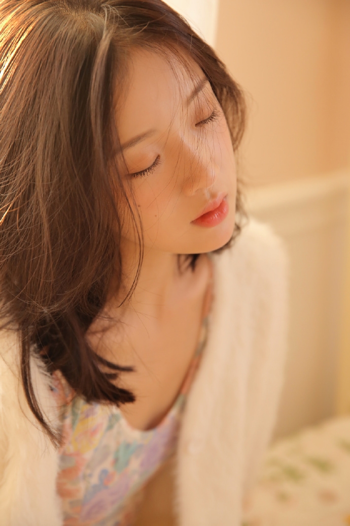 美女坐床上拍美腿雪白修长艺术摄影图片