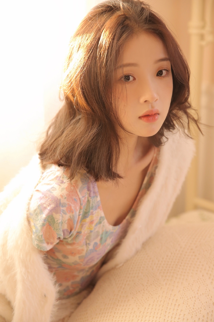 美女坐床上拍美腿雪白修长艺术摄影图片