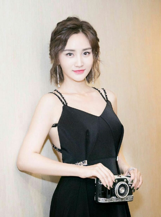 新人小花赵予熙黑色露背吊带 凸显性感魅力
