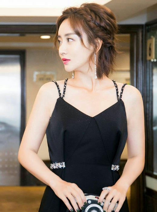 新人小花赵予熙黑色露背吊带 凸显性感魅力