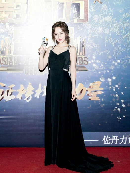 新人小花赵予熙黑色露背吊带 凸显性感魅力