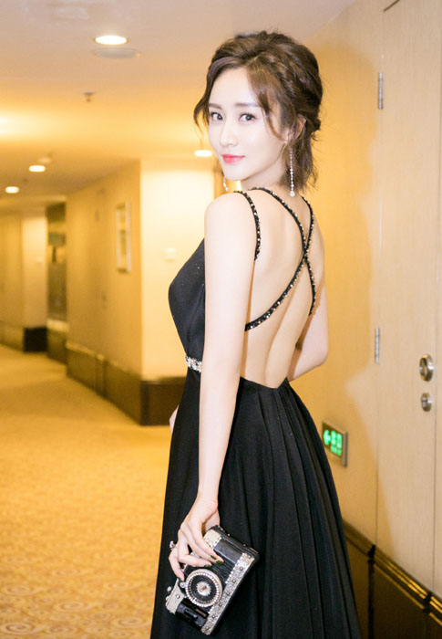 新人小花赵予熙黑色露背吊带 凸显性感魅力
