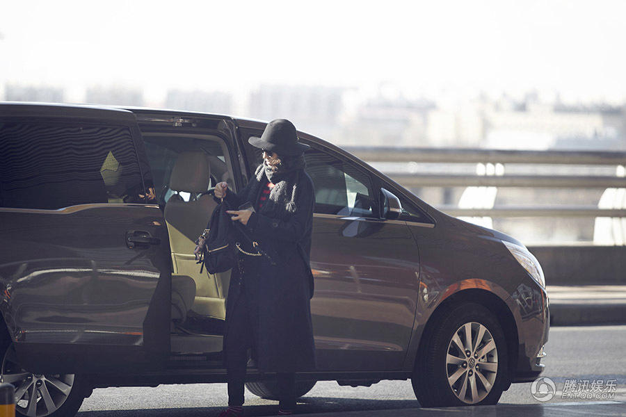 朱丹潇洒帅气的沉稳图片  时尚搭配示范新年简约搭