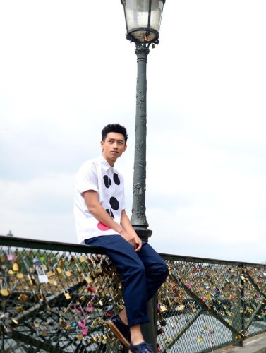 魏晨巴黎行大片出炉 自然随性惬意漫步