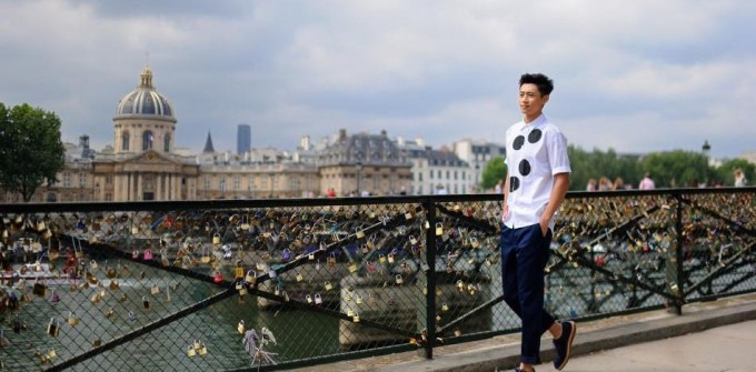 魏晨巴黎行大片出炉 自然随性惬意漫步