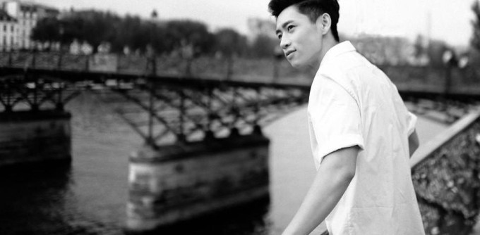 魏晨巴黎行大片出炉 自然随性惬意漫步