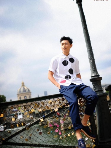 魏晨巴黎行大片出炉 自然随性惬意漫步