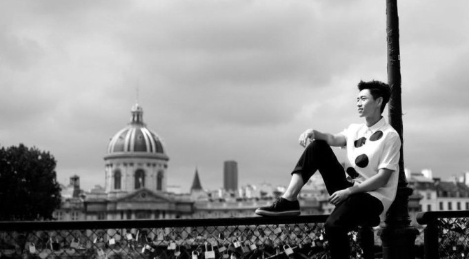 魏晨巴黎行大片出炉 自然随性惬意漫步