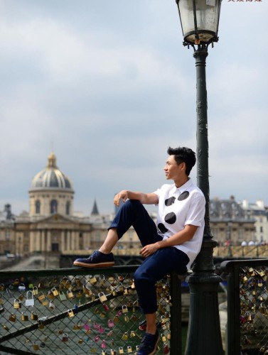 魏晨巴黎行大片出炉 自然随性惬意漫步