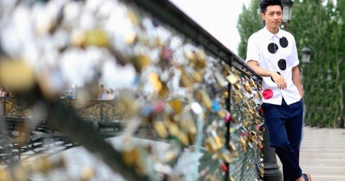 魏晨巴黎行大片出炉 自然随性惬意漫步