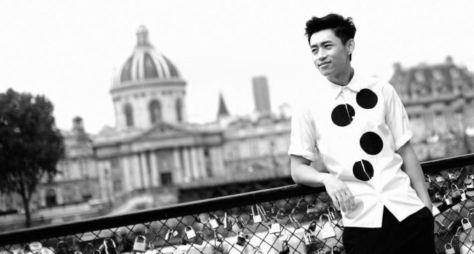 魏晨巴黎行大片出炉 自然随性惬意漫步