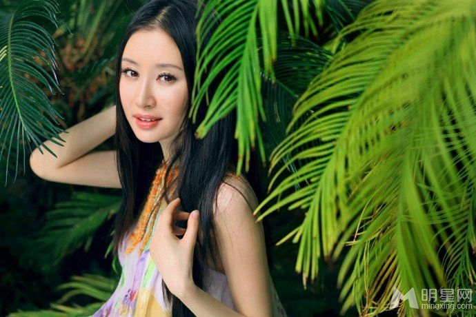 阳光下的清新小女生舒畅图片