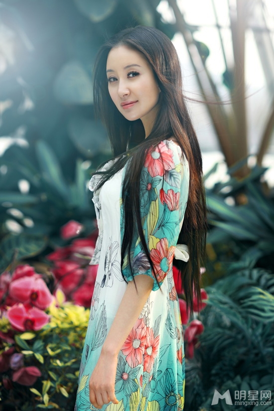 阳光下的清新小女生舒畅图片