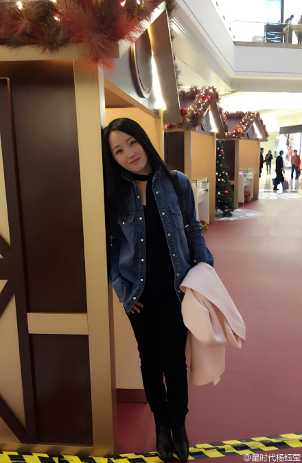 杨钰莹拍童趣照片 调皮可爱容颜不改