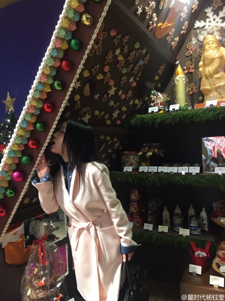 杨钰莹拍童趣照片 调皮可爱容颜不改