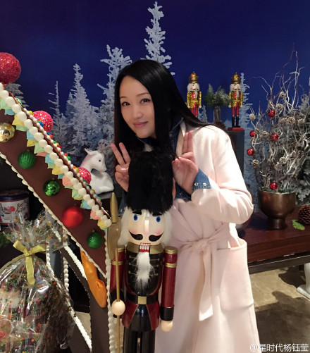 杨钰莹拍童趣照片 调皮可爱容颜不改