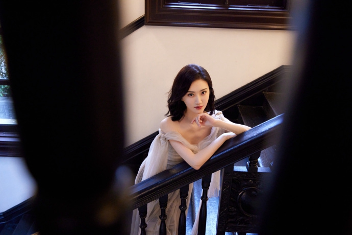 景甜穿粉色拖地纱裙仙气飘飘写真