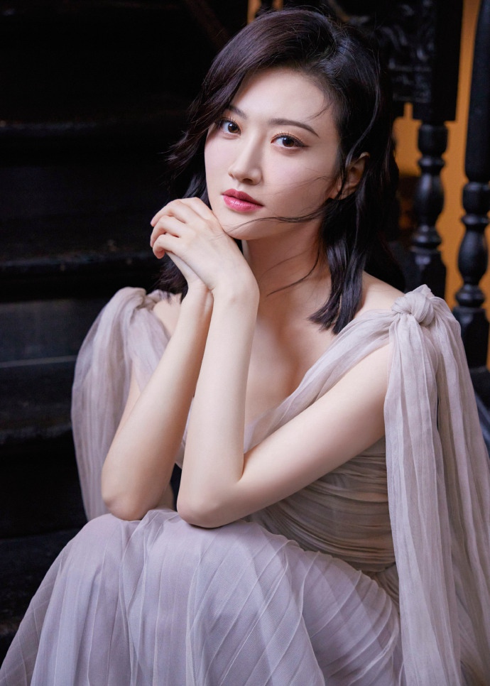 景甜穿粉色拖地纱裙仙气飘飘写真