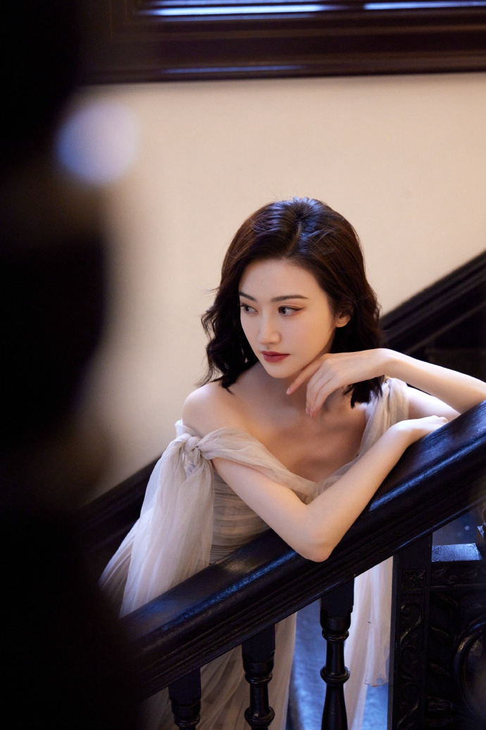 景甜穿粉色拖地纱裙仙气飘飘写真