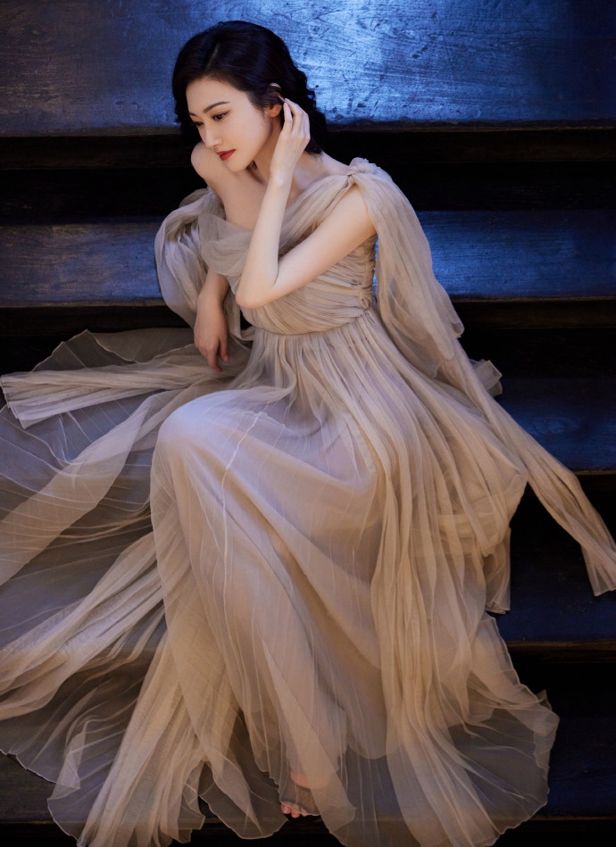 景甜穿粉色拖地纱裙仙气飘飘写真