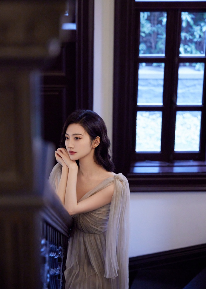 景甜穿粉色拖地纱裙仙气飘飘写真