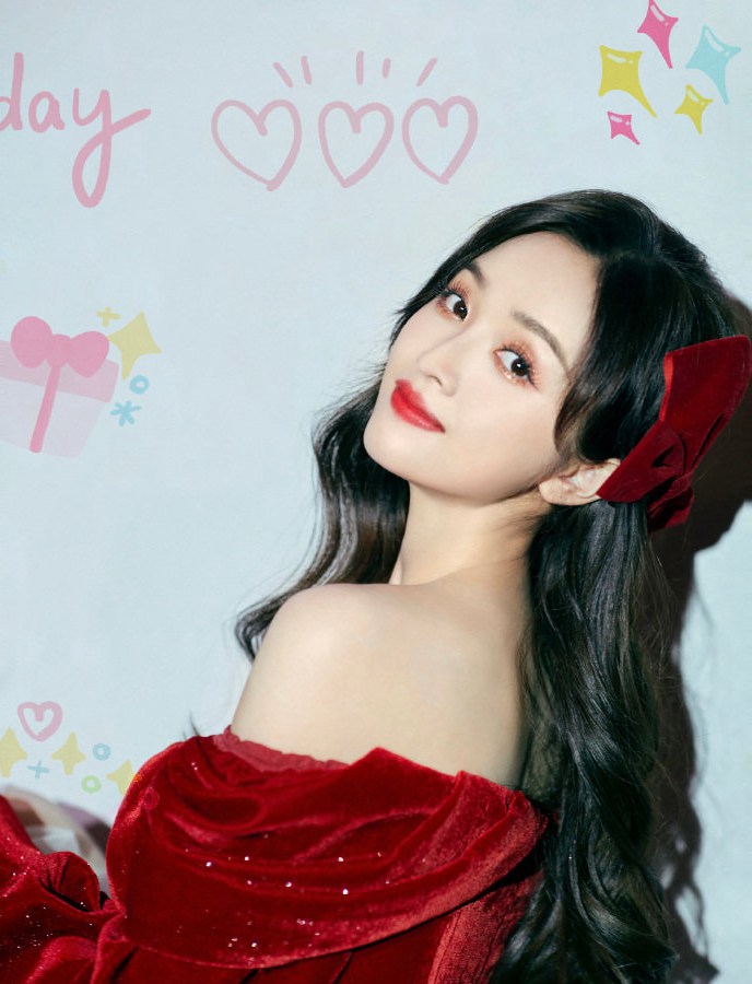 吴宣仪27岁状态红色丝绒抹胸礼裙可爱又优雅