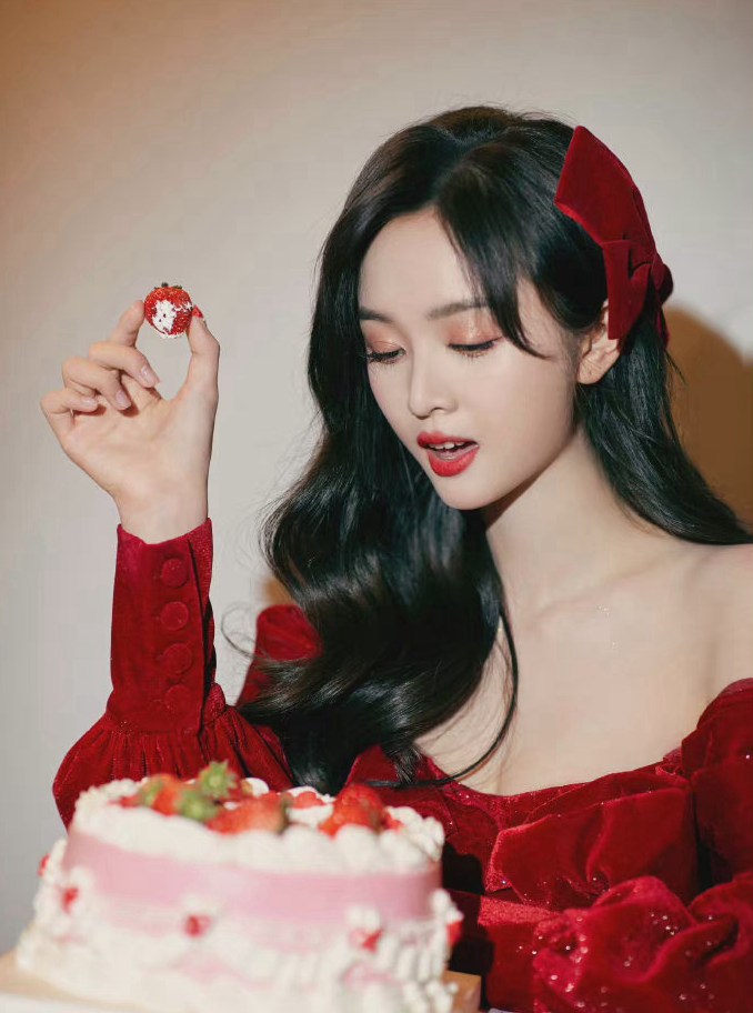 吴宣仪27岁状态红色丝绒抹胸礼裙可爱又优雅